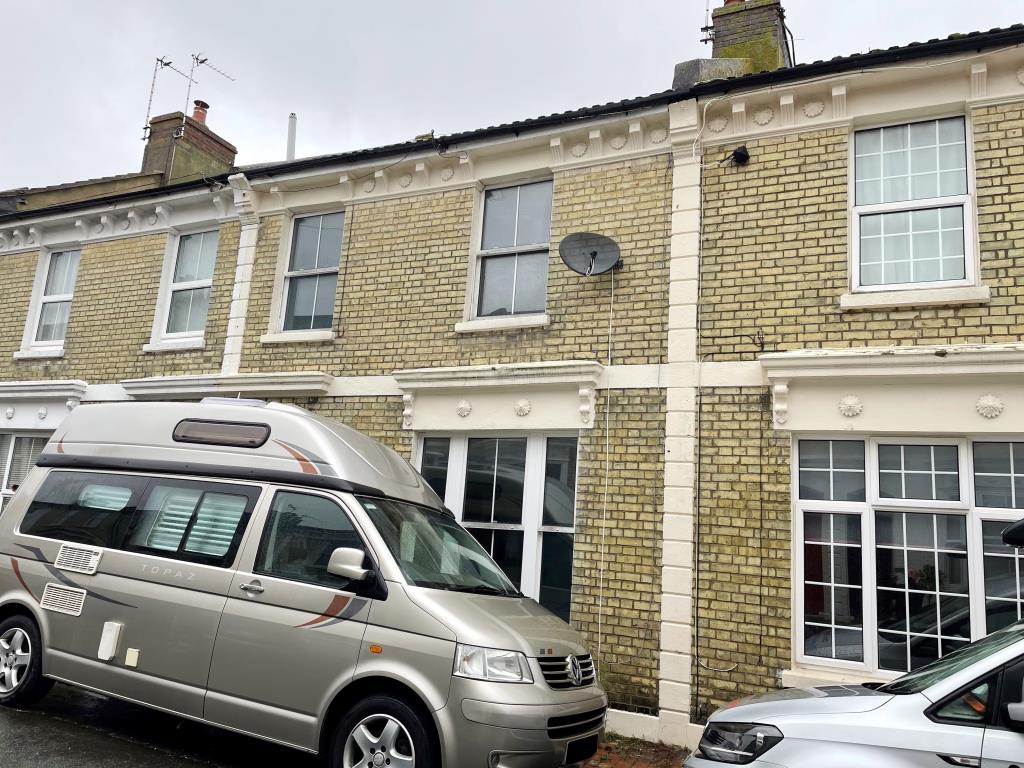 Lot: 109 - HOUSE IN NEED OF REFURBISHMENT AND REPAIR - Front view of house from road 2